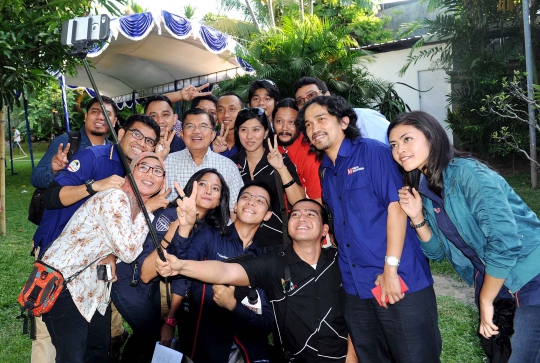 Gaya Jusuf Kalla saat berselfie ria bareng wartawan