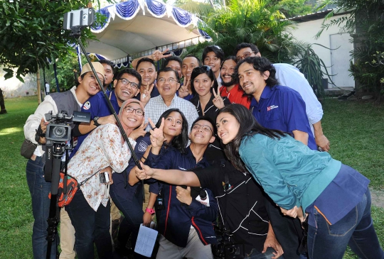 Gaya Jusuf Kalla saat berselfie ria bareng wartawan