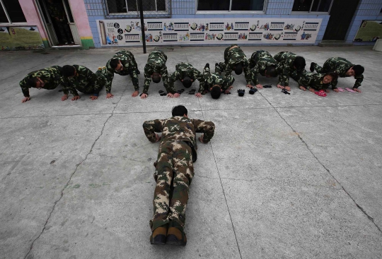 Kerasnya latihan militer bagi remaja pecandu internet di China