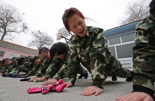 Kerasnya latihan militer bagi remaja pecandu internet di China