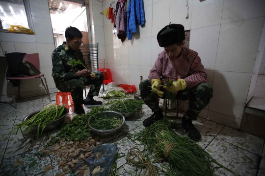 Kerasnya latihan militer bagi remaja pecandu internet di China