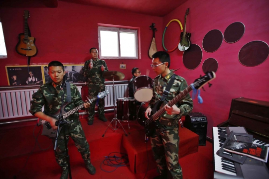 Kerasnya latihan militer bagi remaja pecandu internet di China