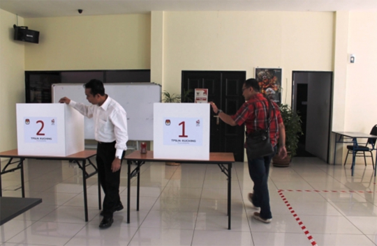 Pemeriksaan kesiapan pilpres di TPS Kuching, Malaysia