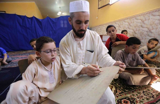 Semangat anak-anak Aljazair belajar mengaji dengan papan kayu