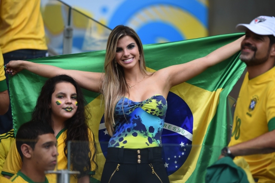 Aksi suporter cantik Brasil di laga semifinal Piala Dunia 2014