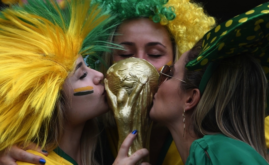 Aksi suporter cantik Brasil di laga semifinal Piala Dunia 2014