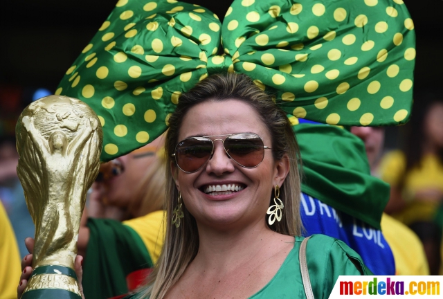 Foto : Aksi suporter cantik Brasil di laga semifinal Piala 