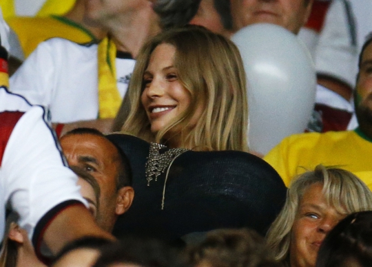 Senyum manis Sarah Brandner saat nonton semifinal Piala Dunia