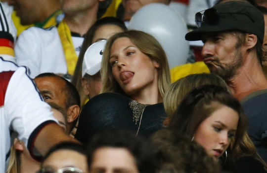 Senyum manis Sarah Brandner saat nonton semifinal Piala Dunia