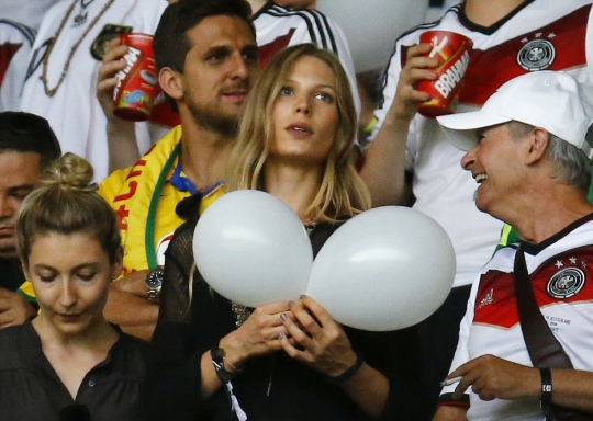 Senyum manis Sarah Brandner saat nonton semifinal Piala Dunia