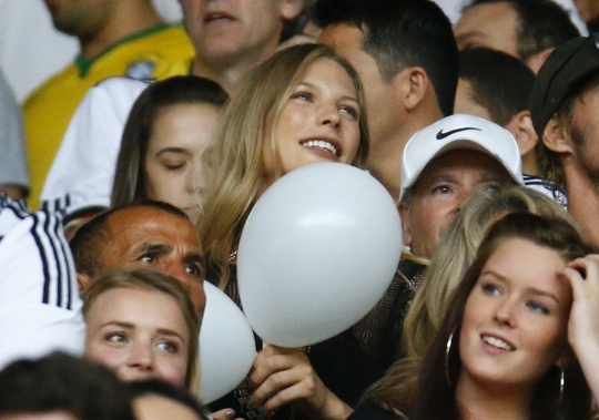 Senyum manis Sarah Brandner saat nonton semifinal Piala Dunia