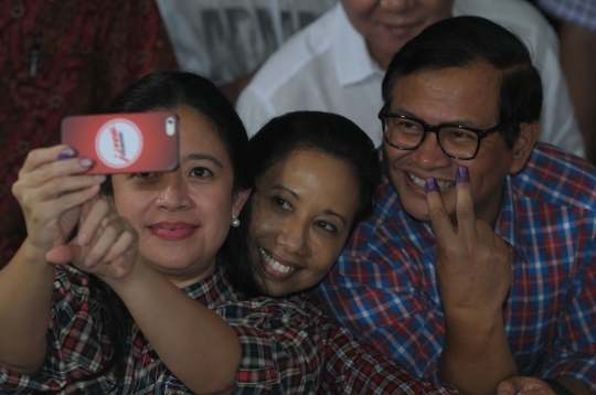 Gaya Puan Maharani selfie saat pemantauan quick count Pilpres