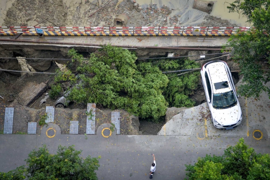 Dahsyatnya hujan di China buat lahan parkir ambles 10 meter