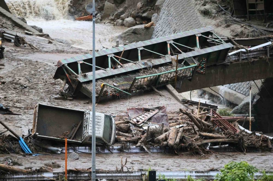 Porak-poranda Jepang usai diterjang Topan Neoguri