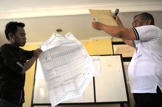Penghitungan perolehan surat suara dari TPS tingkat kelurahan