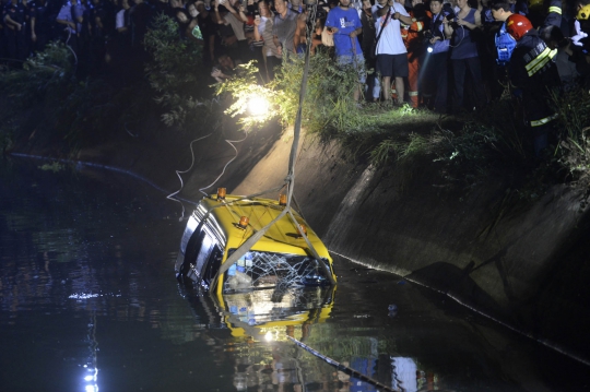 Bus sekolah di China terperosok ke kolam, 11 orang tewas