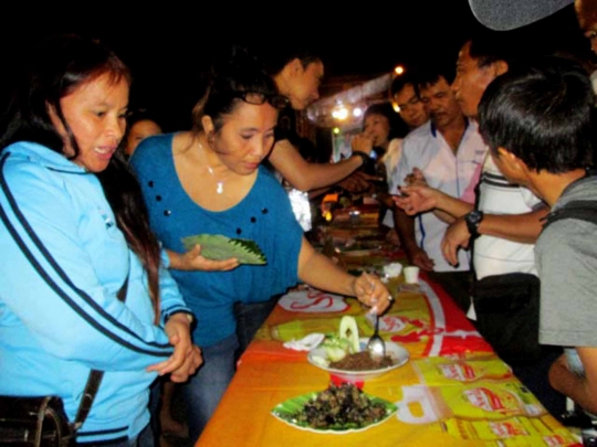 Mencicipi menu makanan ekstrem di Festival Kuliner Manado 2014