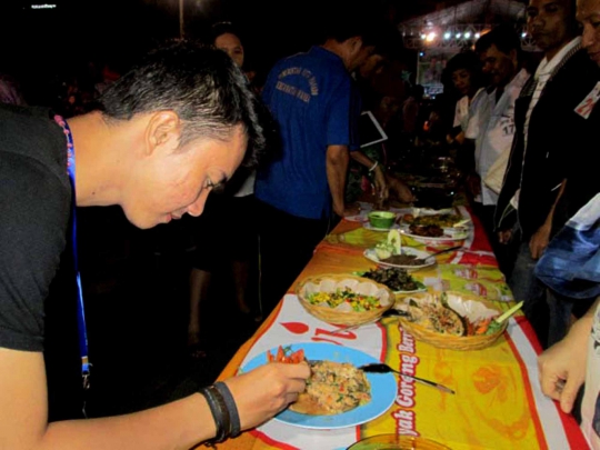 Mencicipi menu makanan ekstrem di Festival Kuliner Manado 2014