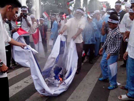 Peduli Palestina, warga Aceh ramai-ramai bakar bendera Israel