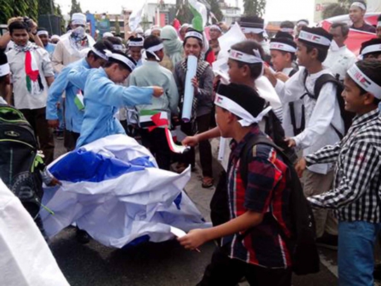 Peduli Palestina, warga Aceh ramai-ramai bakar bendera Israel