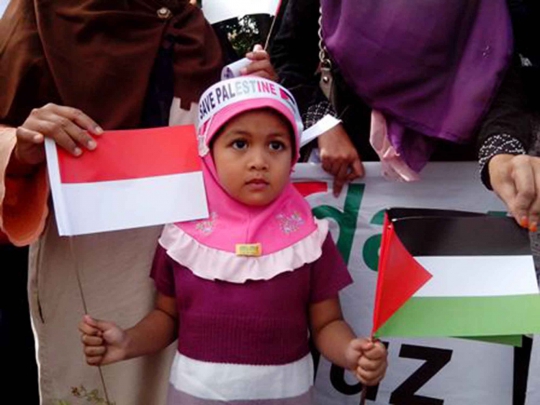 Peduli Palestina, warga Aceh ramai-ramai bakar bendera Israel