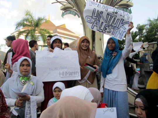 Aksi mahasiswi cantik di Manado saat galang dana untuk Palestina
