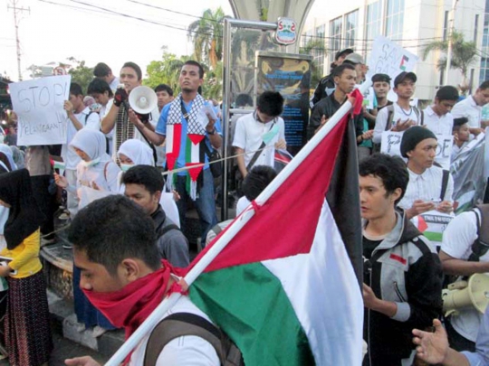 Aksi mahasiswi cantik di Manado saat galang dana untuk Palestina