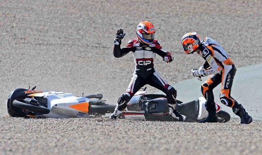 Usai tabrakan, pebalap Moto3 berkelahi di pinggir lintasan