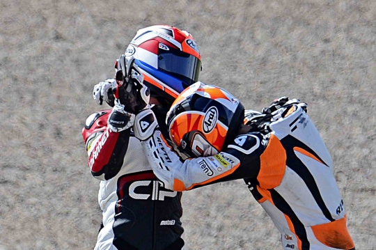Usai tabrakan, pebalap Moto3 berkelahi di pinggir lintasan