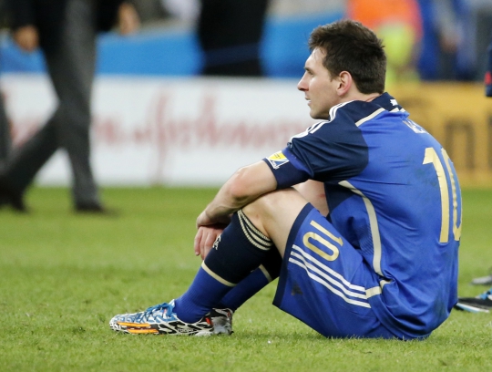 Gagal bawa Argentina juara dunia, Messi duduk termenung lesu