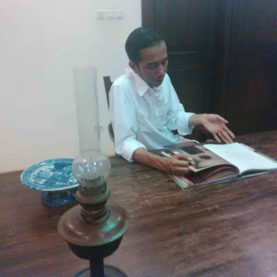 Saat Jokowi santai di rumahnya di Solo