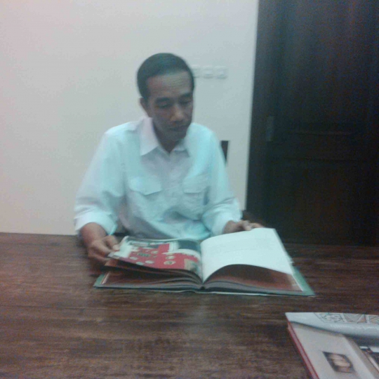Saat Jokowi santai di rumahnya di Solo