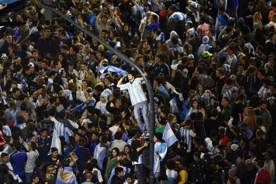 Argentina kalah, suporter di Buenos Aires bentrok lawan polisi