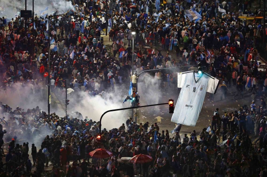 Argentina kalah, suporter di Buenos Aires bentrok lawan polisi