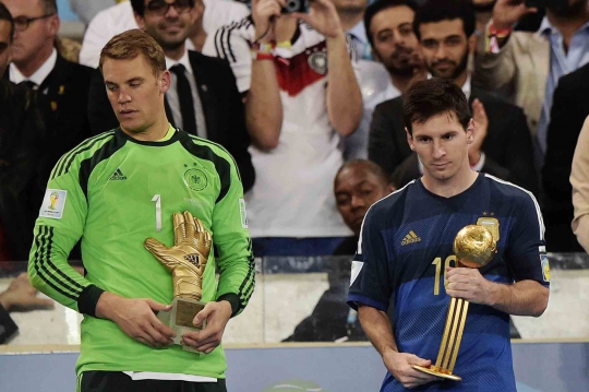 Ekspresi Lionel Messi saat terima trofi Golden Ball