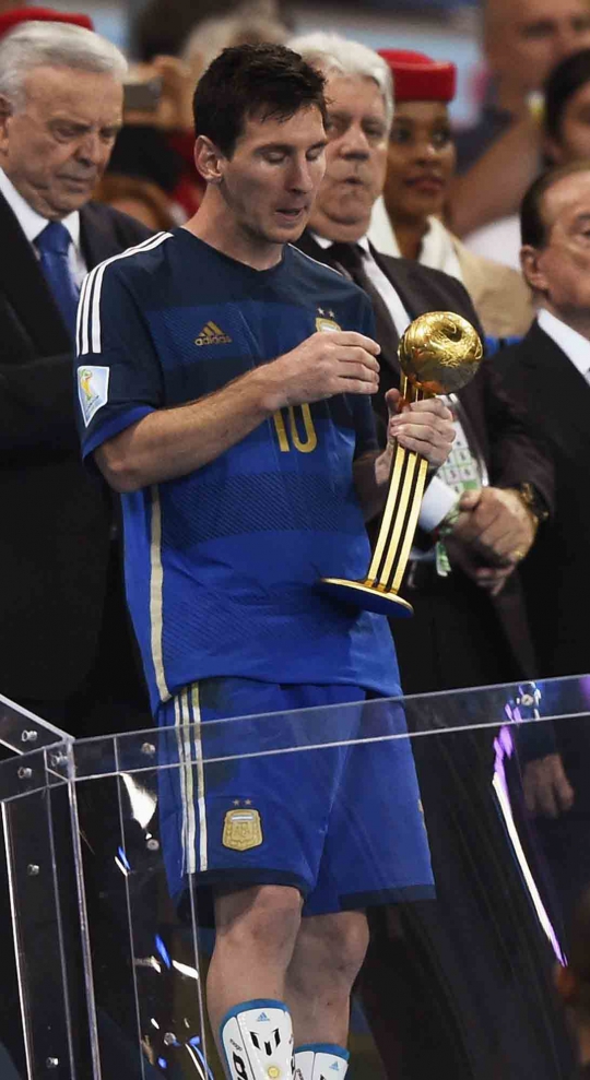 Ekspresi Lionel Messi saat terima trofi Golden Ball