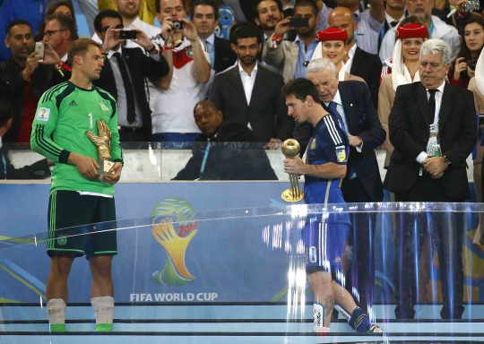 Ekspresi Lionel Messi saat terima trofi Golden Ball