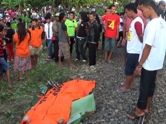 Bonceng satu motor, 3 wanita di Semarang tewas ditabrak kereta