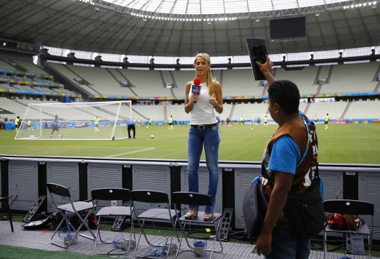 Gaya reporter cantik saat laporkan kabar Piala Dunia 2014