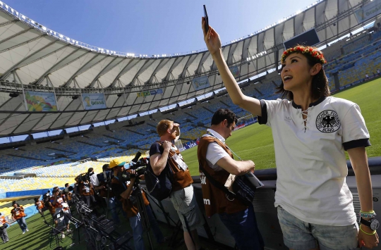 Gaya reporter cantik saat laporkan kabar Piala Dunia 2014