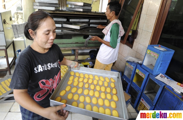 Foto : Jelang Lebaran, pembuat kue kering keluhkan 