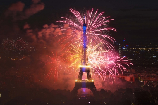 Indahnya pesta kembang api Bastille Day di Menara Eiffel