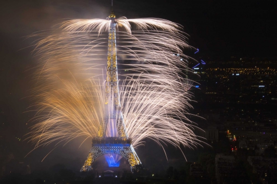 Indahnya pesta kembang api Bastille Day di Menara Eiffel