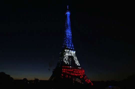 Indahnya pesta kembang api Bastille Day di Menara Eiffel