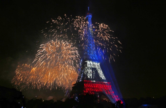 Indahnya pesta kembang api Bastille Day di Menara Eiffel