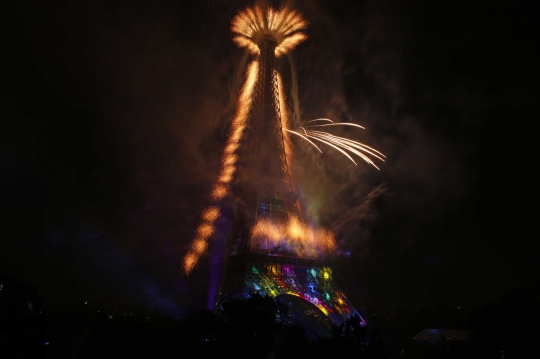 Indahnya pesta kembang api Bastille Day di Menara Eiffel