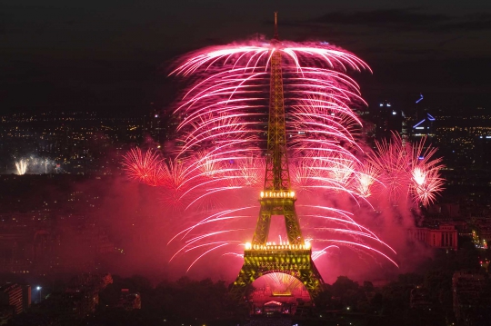 Indahnya pesta kembang api Bastille Day di Menara Eiffel