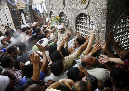 Memanjatkan doa di makam cucu Rasulullah SAW, Zainab binti Ali