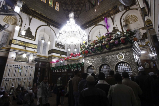 Memanjatkan doa di makam cucu Rasulullah SAW, Zainab binti Ali