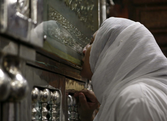 Memanjatkan doa di makam cucu Rasulullah SAW, Zainab binti Ali